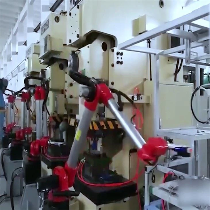 verticulated robot in handling